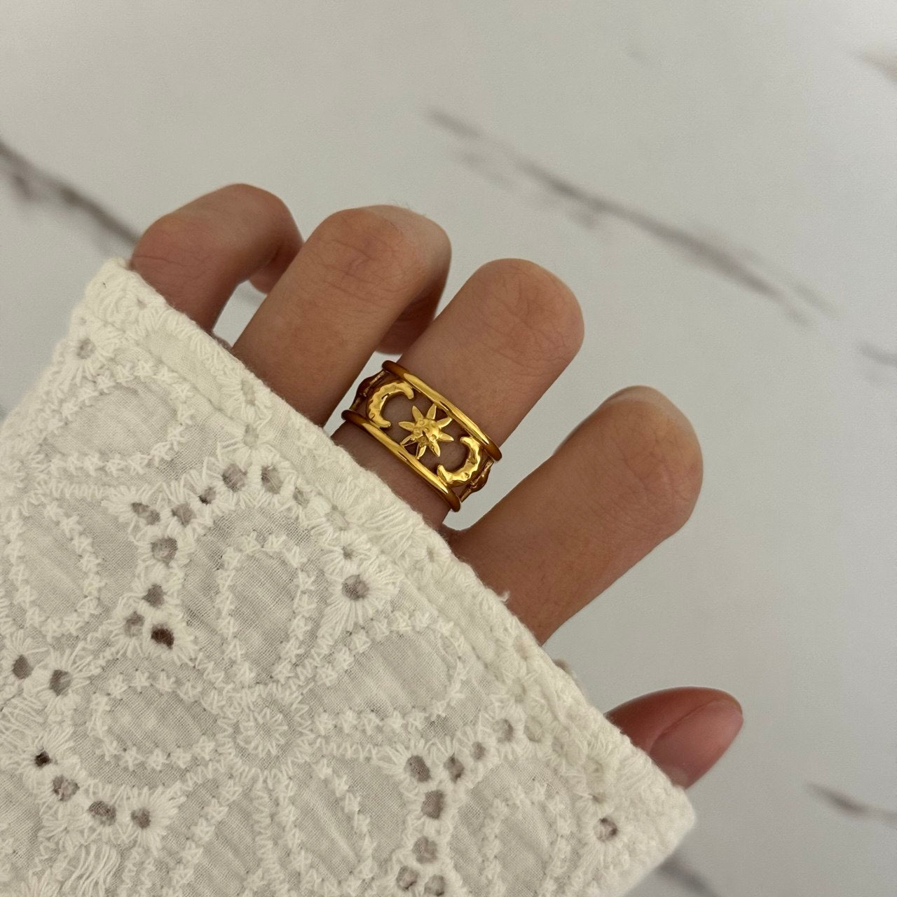 Gold ring Sun Moon/Stars
