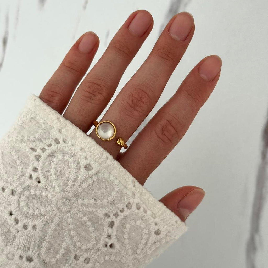 Gold Ring White Moon Stone