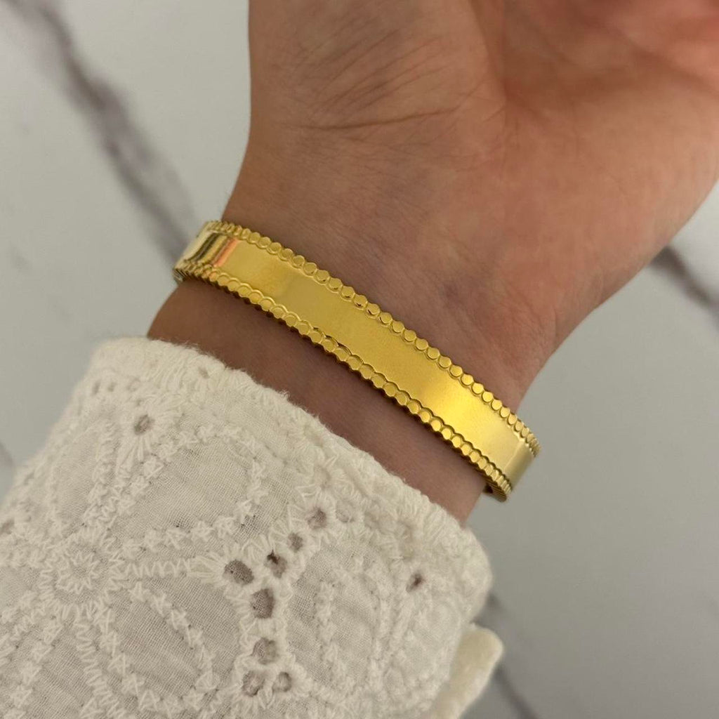 Vintage Vibe Gold Bracelet With Flowers