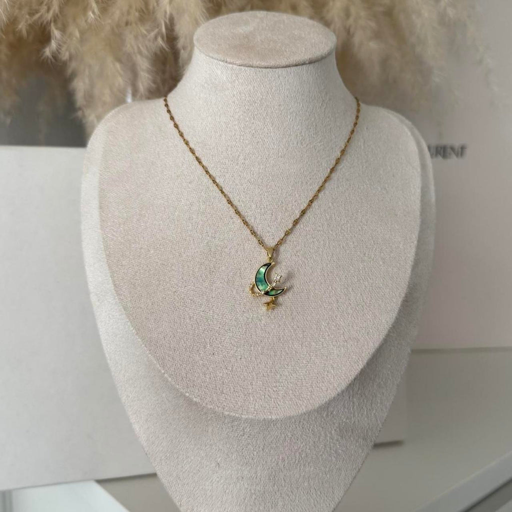 Vintage Vibe Gold Necklace Chameleon Green Stone