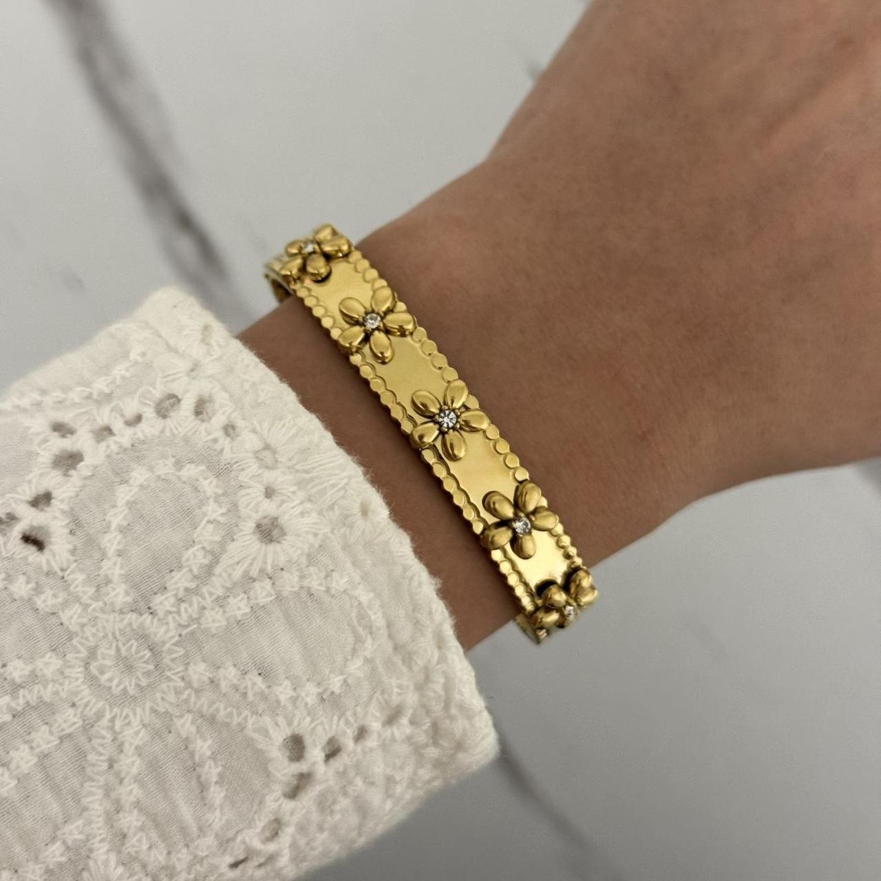 Vintage Vibe Gold Bracelet With Flowers