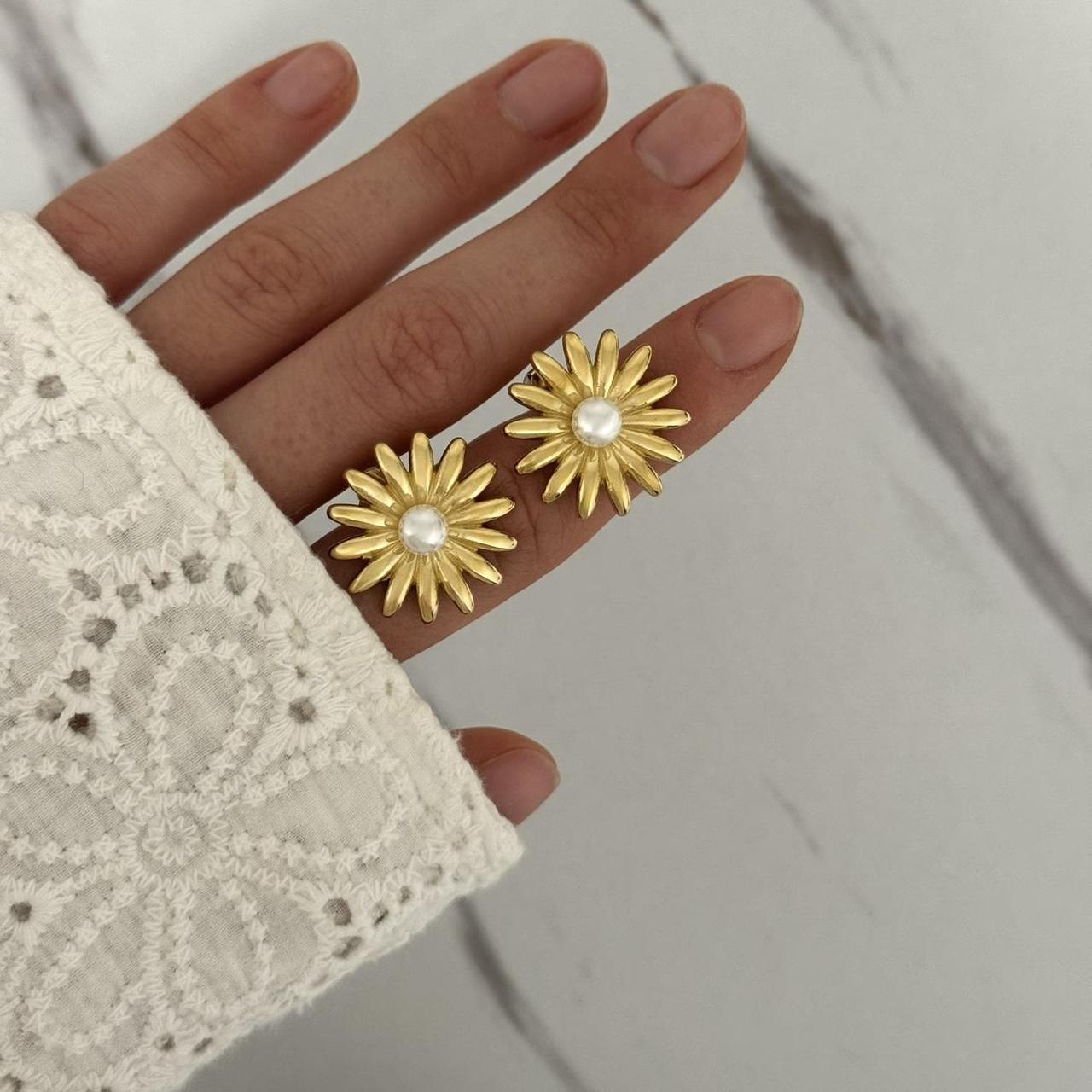 Gold Floral Daisies Earrings