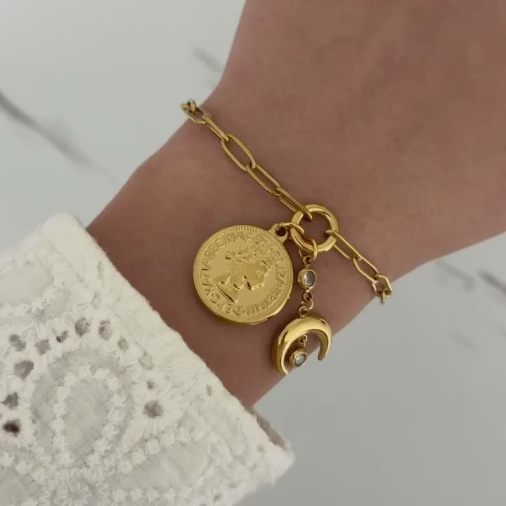 Gold Pedant Chain Bracelet